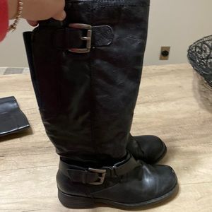 Women black boots bare traps brand size 7. Good condition